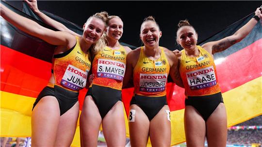 Gewannen WM-Bronze: Sophia Junk, Sina Mayer, Gina Lückenkemper und Rebekka Haase (v. l.).