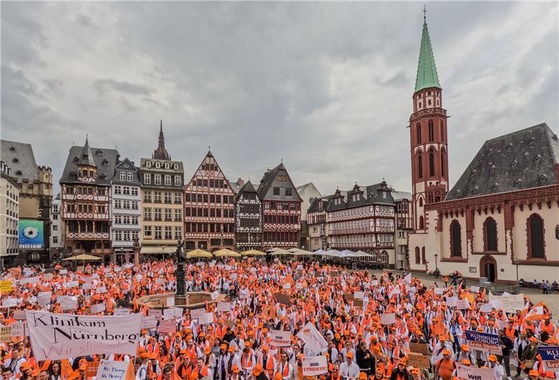 Rund 600 Krankenhaus-Ärzte in Niedersachsen im Warnstreik Gewerkschaft Marburger Bund ruft bundesweit Ärztinnen und Ärzte zum Warnstreik auf. In der Bankenstadt findet die zentrale Kundgebung statt. Foto: picture alliance/dpa | Andreas Arnold