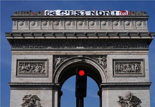 Gewerkschafter haben aus Protest gegen die Rentenreform ein riesiges Transparent auf der Spitze des Arc de Triomphe angebracht (Archivbild.)