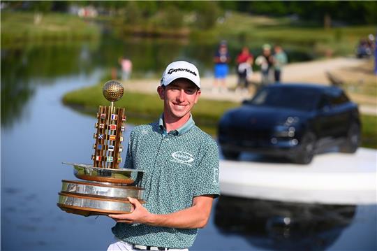 Gewinner Tom McKibbin mit der Trophäe.