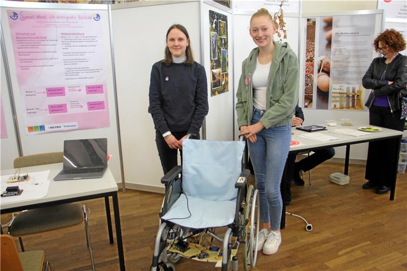 Gewinner im Bereich Arbeitswelt: Lotte Luise Goldenstein und Finja Hars aus Papenburg erfinden einen Rollstuhl für Menschen mit eingeschränkter Kraft und Koordination. Foto: Jenzora