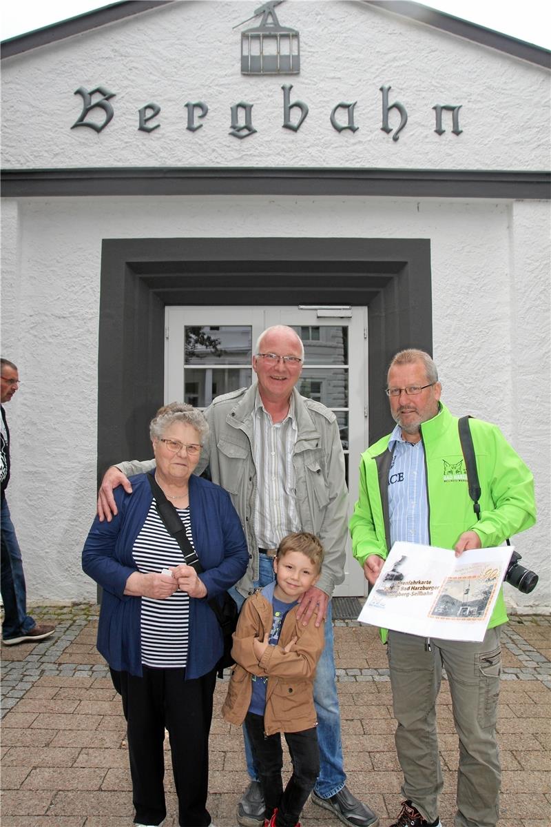 Gewinnerin Elsbeth Meyer mit Dietmar Schütze (re.) von den KTW, Sohn Wolfgang und Enkel Alexander Fuhrmann.