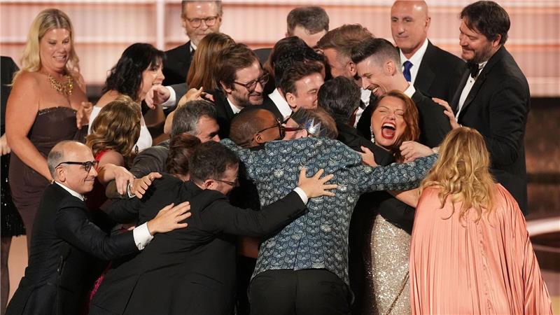 Hollywood feiert sich selbst: Emmy-Abräumer „The Studio“ Gewonnen! Stephen Colbert und sein Team von „The Late Show with Stephen Colbert“ im Siegestaumel.