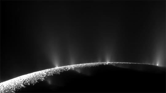 Geysire am Südpol des Saturnmondes schleudern Wasserdampf und Eiskörner Hunderte Kilometer hoch ins Weltall. (Archivbild)