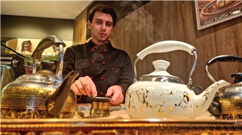 Ghaith Al-Kattan ist zum Studieren aus Damaskus nach Clausthal-Zellerfeld gekommen. Nun arbeitet er im neu eröffneten Café „Atiq“ und bereitet dort syrischen Sand-Kaffee vor.