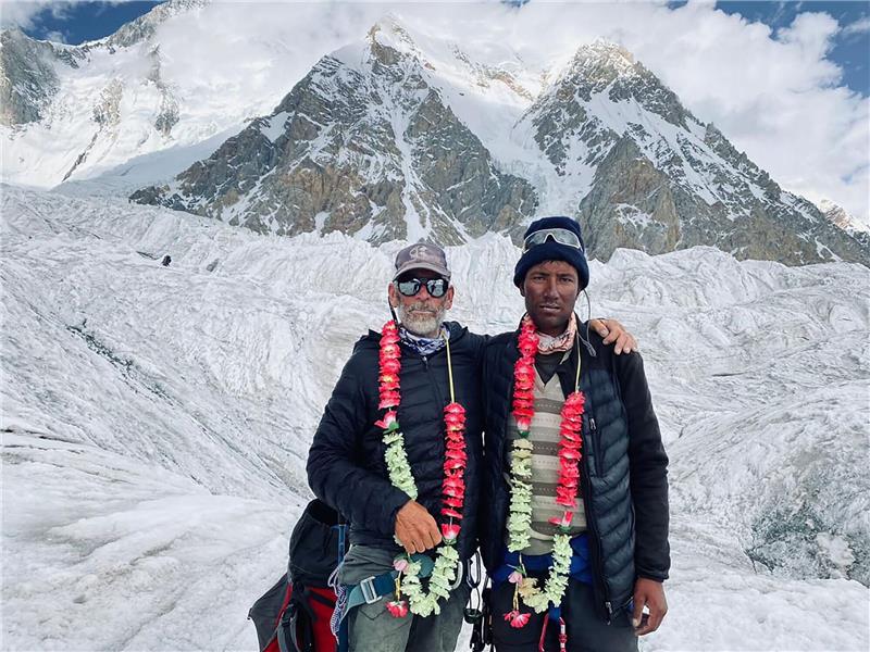 Sherpas im Himalaya: Viele Gefahren und wenig Geld Ghulam Murtaza Sadpara (r.) und ein anderer Bergsteiger bei der Besteigung des Gasherbrum II in Pakistan 2021.