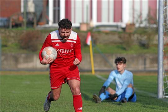 Gianluca Couthino-Colanni bejubelt seinen Elfmeter-Treffer zum 1:0 für den VfL Liebenburg, Rhüdens Torwart Conner Nickel ist geschlagen. Foto: Gietemann