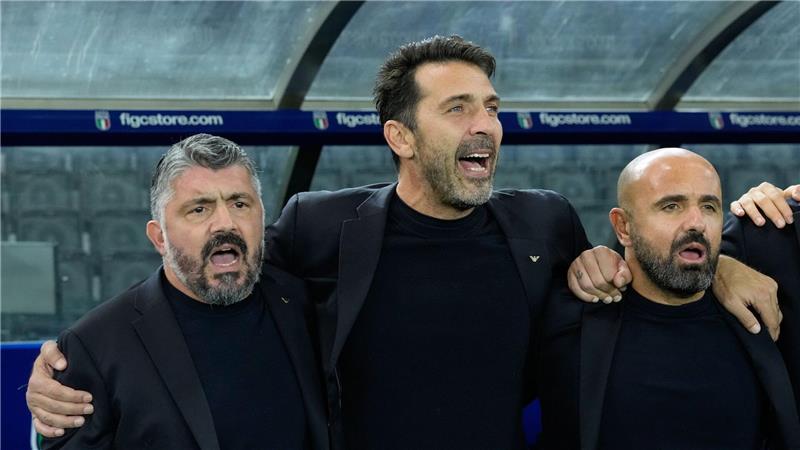 Gianluigi Buffon (m) ist zurückgetreten - aber was passiert mit Gennaro Gattuso (l)? (Archivbild)