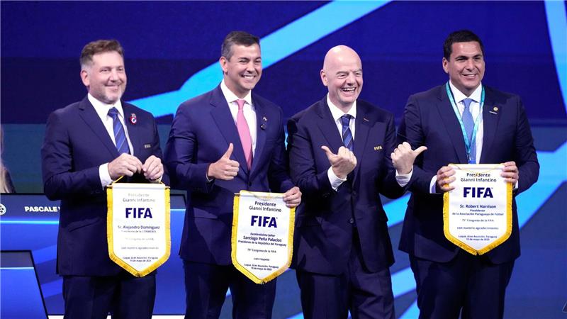 XXL-WM mit 64 Teams? Südamerika erhöht den Druck Gianni Infantino (2. von rechts) mit den Verbandsbossen der WM-Gastgeber Südamerikas