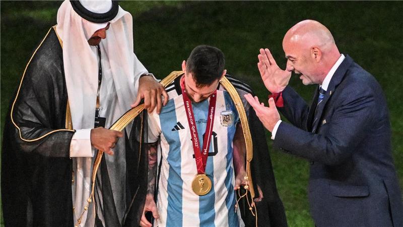 Gianni Infantino ehrt Lionel Messi als Weltmeister-Kapitän in Katar. (Archivbild)