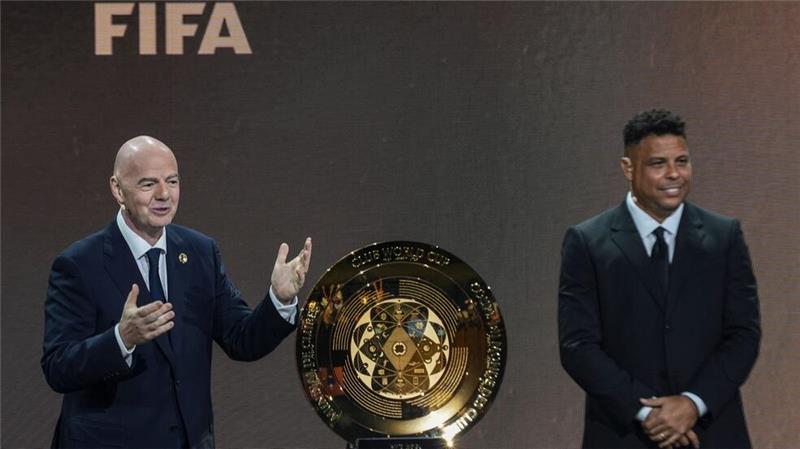 FIFA: Eine Milliarde US-Dollar Preisgeld bei Club-WM Gianni Infantino (l) und Ex-Profi Ronaldo präsentieren die Trophäe für den neuen Club-Weltmeister.