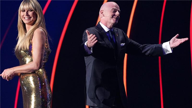 Gianni Infantino (r.) liebt die große Bühne und umgibt sich gerne mit Prominenz, wie hier mit Heidi Klum (l.). (Archivbild) 