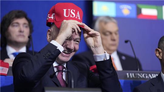 Gianni Infantino setzt sich eine USA-Kappe auf. (Archivbild)