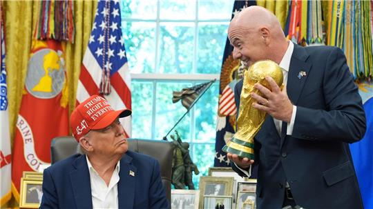 Gianni Infantino überreicht den WM-Pokal an Donald Trump.