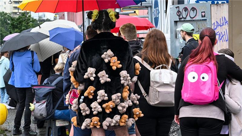 Bilder des Tages Gib mir Plüsch! Labubu-Fans warten in Berlin auf die Eröffnung des ersten Labubu-Stores in Deutschland. Um die Plüschtier-Figuren aus China gibt es einen weltweiten Hype.