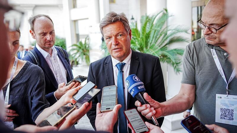 Habecks Charmeoffensive in Griechenland - Spitze gegen Merz Gibt der Union etwas mit auf den Weg: Vizekanzler Habeck