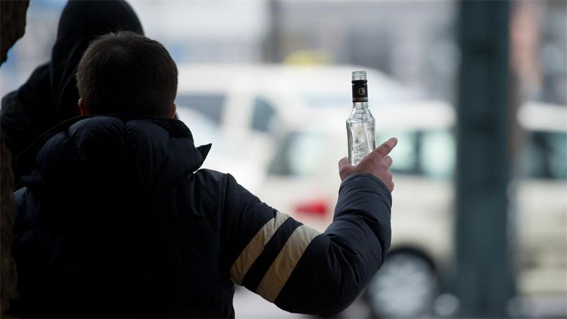 Wie die Bahn das neue Alkoholverbot umsetzen will Gibt es Streit, ist oft Alkohol im Spiel. (Archivbild)
