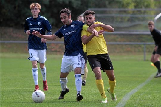 Gibt es diesmal ein Durchkommen? Osman Ibo (re.) und der SV Rammelsberg wollen gegen Üfingen unbedingt punkten. Foto: Gietemann