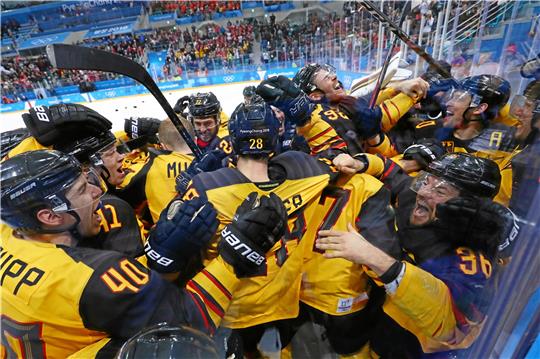 Gibt es eine Neuauflage dieser Jubelszenen? Die Braunlagerin Franziska Busch glaubt, dass die deutsche Eishockey-Nationalmannschaft wie vor vier Jahren wieder in den Kampf um die Medaillen eingreifen kann. Foto: Karmann/dpa