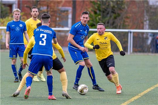 Gibt es endlich wieder ein Durchkommen? Noah Hinz (re.) und der SV Rammelsberg wollen gegen den VfL Salder die ersten Punkte in der Meisterrunde der Bezirksliga holen. Foto: Drechsler
