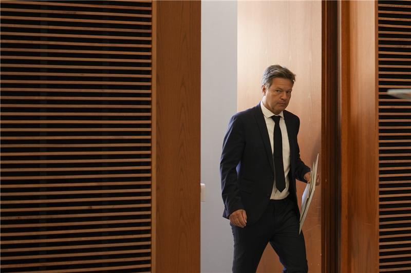 So müssen Bürger jetzt Energie sparen Gibt es genug Gas? Klima- und Wirtschaftsminister Robert Habeck blickt voller Sorgen Richtung Winter. Foto: Markus Schreiber/AP