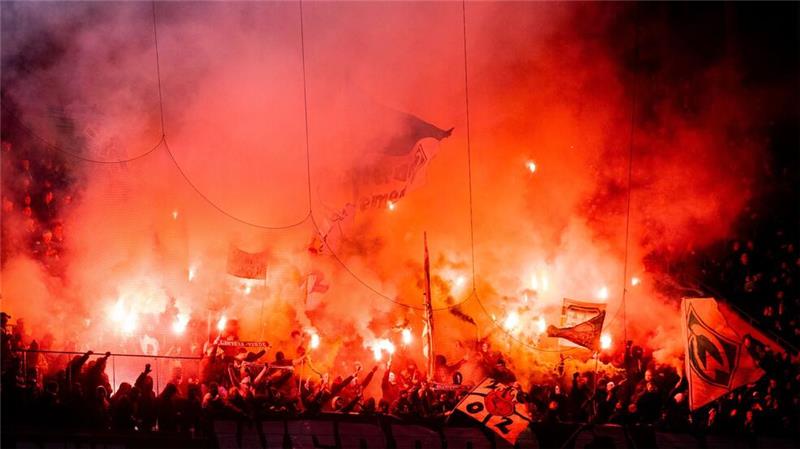 Mäurer-Vorschlag: Punktabzug für Pyro-Vergehen Gibt es künftig Punktabzüge für Pyro-Vergehen im Stadion? Der Bremer Innensenator Ulrich Mäurer schlägt genau das vor.