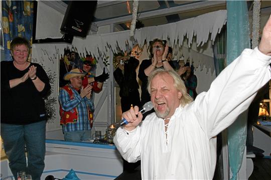 Gibt stets alles: Der singende Wirt Frank Faber schafft es immer wieder, dass die Besucher der Tenne auf Bänke und Tische steigen, mitschunkeln und ihm so wie im Bild bei einer Karnevalsfeier applaudieren.  Archivfotos: Eggers (2)/Privat (5)