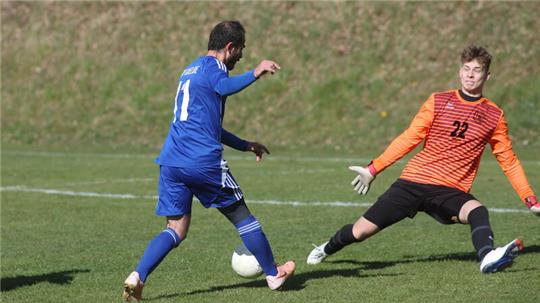 Gieldes Ahmet Musa Güllük kann in dieser Szene nicht an Felix Bergerhoff nicht überwinden, schenkt dem Torwart des SC 18 Harlingerode am Ebnde aber vier Treffer ein. Foto: Gietemann