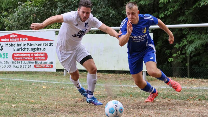 Später Knock-out für den FC Othfresen Gieldes Ben Schneider (r.) versucht Othfresens Norman Gottschlich mit dem Ball zu entkommen. Am Ende hat der TSV mit 2:1 die Nase einen Hauch vorn. Foto: Drechsler