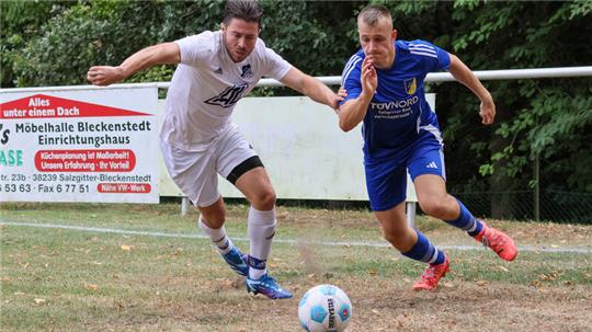 Gieldes Ben Schneider (r.) versucht Othfresens Norman Gottschlich mit dem Ball zu entkommen. Am Ende hat der TSV mit 2:1 die Nase einen Hauch vorn. Foto: Drechsler