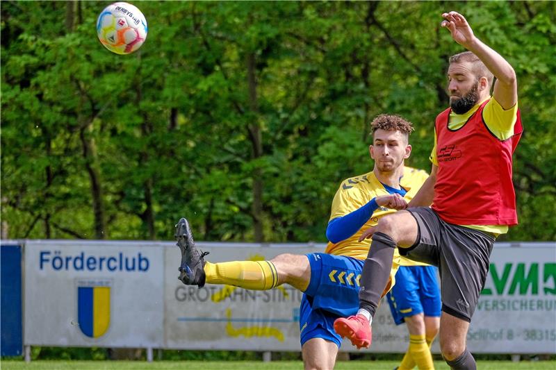 SC 18 Harlingerode strauchelt, FG Vienenburg erhöht den Druck Gieldes Thimon-Dorian Eggers zieht durch, der Langelsheimer André Löwe (re.) kann nicht mehr eingreifen. Der TSV behält auf dem Eichberg mit 8:0 die Punkte zu Hause. Foto: Drechsler