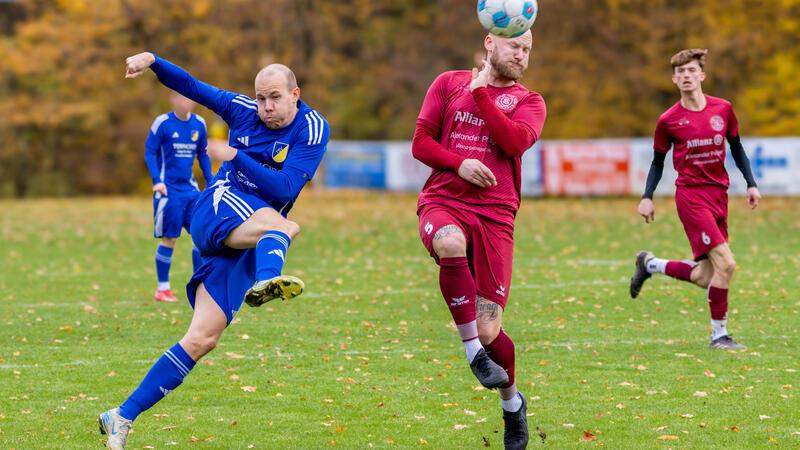 Christopher Brunokowski vom TSV Gielde schießt auf das Tor des SC 18 Harlingerode. 