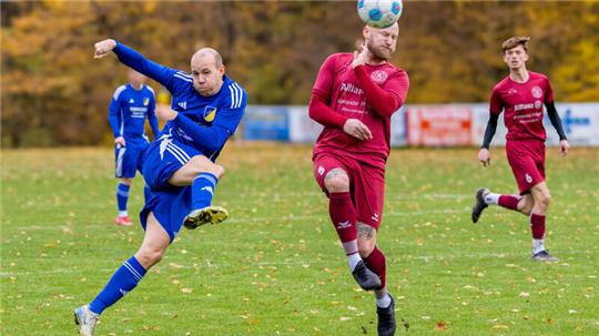 Christopher Brunokowski vom TSV Gielde schießt auf das Tor des SC 18 Harlingerode. 