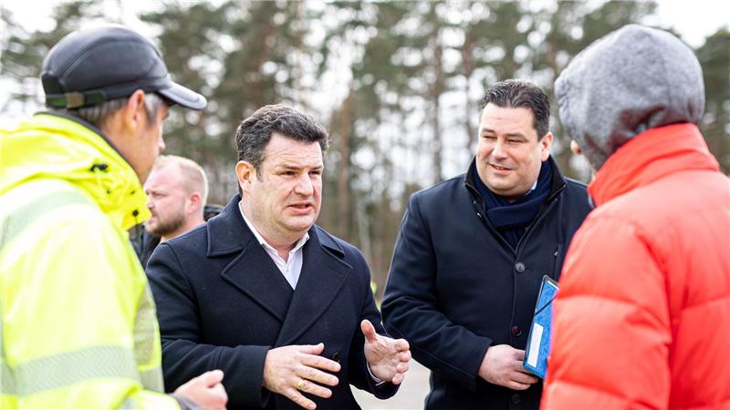 Gifhorns Landrat Tobias Heilmann (3. von links) ist tot. (Archivbild)