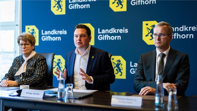 Die Wahl wollte keiner: Emotionaler Start für jungen Landrat Gifhorns neuer Landrat Philipp Raulfs (M, SPD) sitzt neben Kreisrätin Ute Spieler (l) und Erstem Kreisrat Dominik Meyer zu Schlochtern (r).