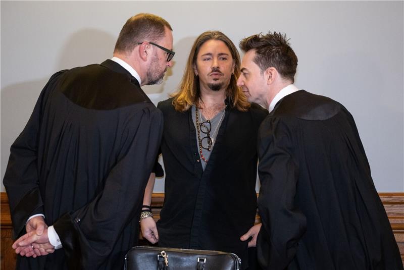Ofarim-Prozess: Davidstern war im Hotel nicht sichtbar Gil Ofarim (M.) im Saal des Landgerichts in Leipzig zwischen seinen Anwälten.