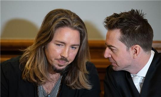 Gil Ofarim (l) spricht im Gerichtssaal mit seinem Anwalt Alexander Stevens.