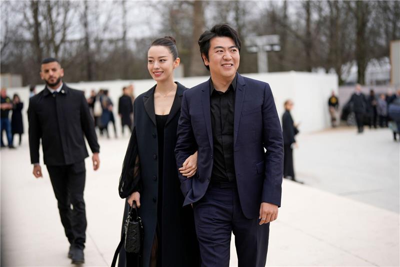 Gina Alice Redlinger und Lang Lang wechseln mit ihrem Sohn etwa alle zwei Monate den Kontinent.