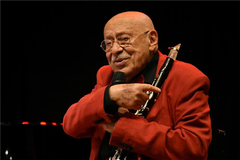 Giora Feidman in Goslar: Revolution der Liebe mit leisen Tönen Giora Feidman holt seine Fangemeinde im Goslarer Kulturkraftwerk mit leisen Tönen ab, in die er sein Herz und seine Seele legt. Foto: Kempfer