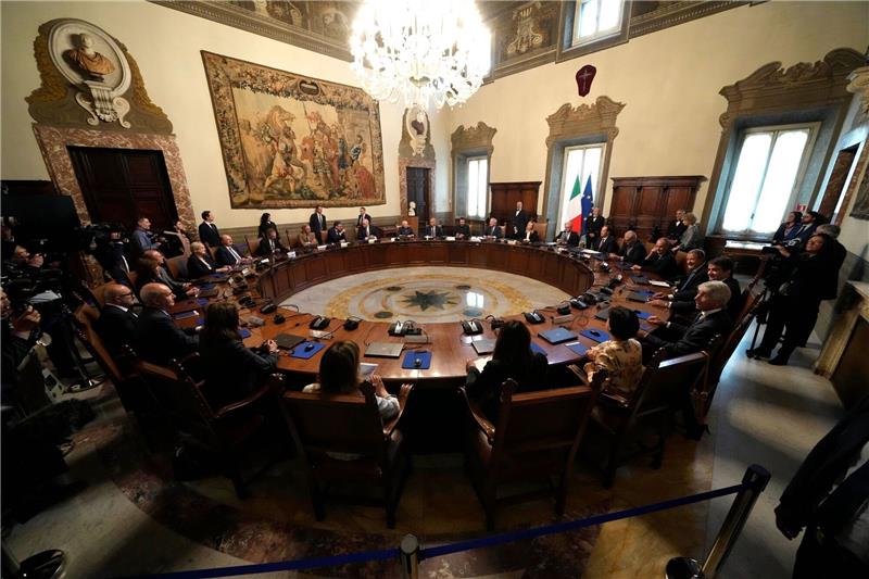 Italien beschließt härteres Vorgehen gegen Migration Giorgia Meloni (hinten M), Ministerpräsidentin von Italien, führt den Vorsitz bei der Zusammenkunft ihres ersten Ministerkabinetts im Ministerpräsidentenpalast Chigi.