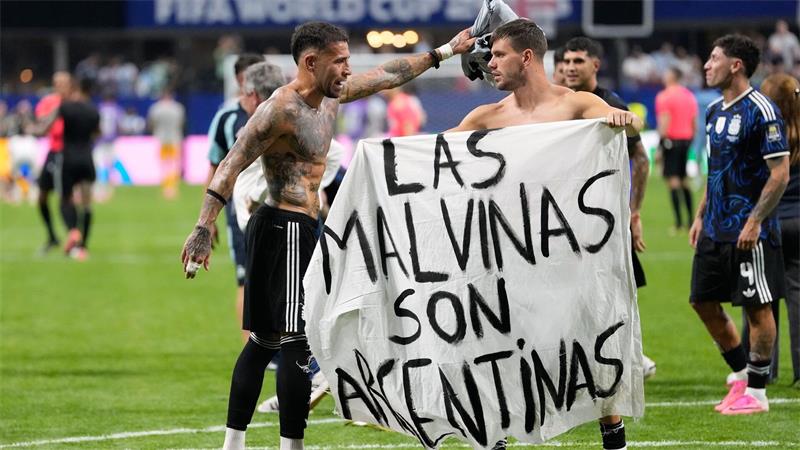 Giovani Lo Celso mit dem Falkland-Banner.