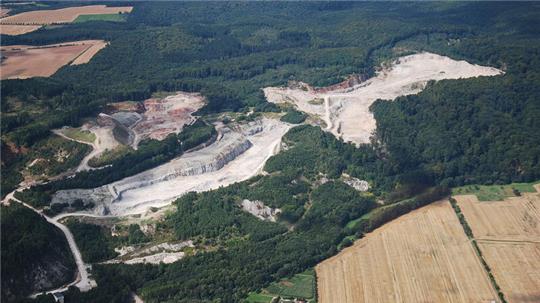 Gipsabbau der Firma Knauf am Alten Stolberg, einer bewaldeten Karsthochfläche des Südharzes in den Landkreisen Nordhausen und Mansfeld-Südharz.