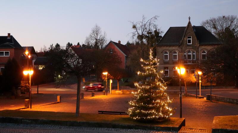 Girlanden sind – aktuell – Geschichte, auf dem Marktplatz in Lutter steht ein Weihnachtsbaum.