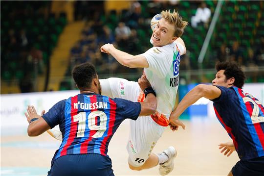 Gisli Kristjansson (M) setzte sich mit Magdeburg gegen den FC Barcelona durch.