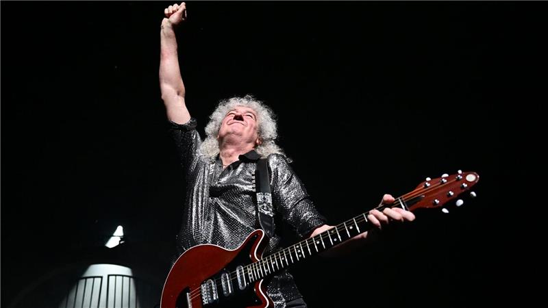 Gitarrenlegende Brian May begeistert das Publikum mit einer Zugabe bei der Premiere von „We Will Rock You“.