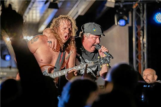 Gitarrist Jürgen Santura und Sänger Ulli Dürkop toben über die Bühne im Lautenthaler Kurpark.  Foto: Hohaus
