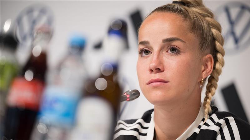DFB-Kapitänin Gwinn bei der EM mit Regenbogenbinde Giulia Gwinn ist erstmals deutsche Kapitänin bei einem Turnier