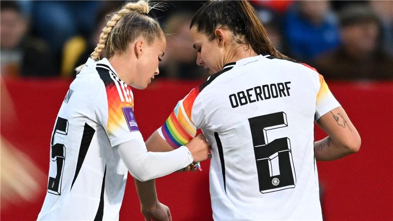 DFB-Kapitänin Gwinn bei der EM mit Regenbogenbinde Giulia Gwinn (l.) trägt die Regenbogenbinde bei der EM