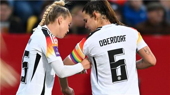 Giulia Gwinn (l.) trägt die Regenbogenbinde bei der EM