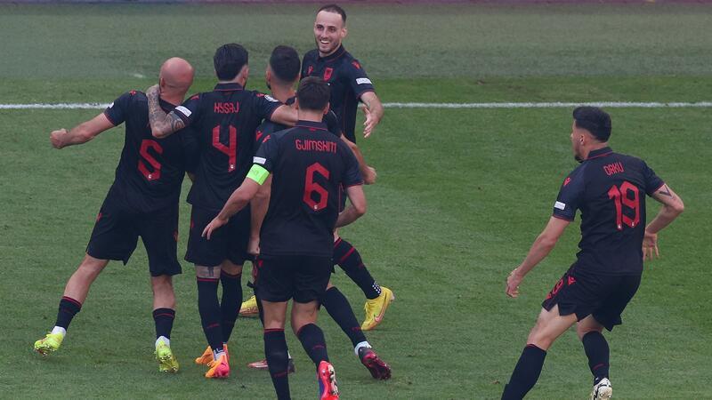 „Durch die Hölle gegangen“: Gjasula erlebt Höhen und Tiefen Gjasula trifft dann aber auch ins kroatische Tor: Albaniens Spieler jubeln über das Tor zum 2:2.